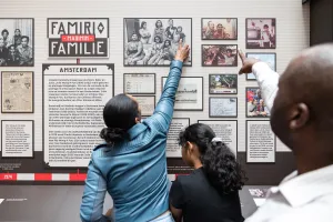 Expo Famiri Familie: Surinaams-Amsterdamse verhalen Surinaams-Amsterdamse verhalen in het Stadsarchief. Foto: Maarten NauwFoto geüpload door gebruiker.