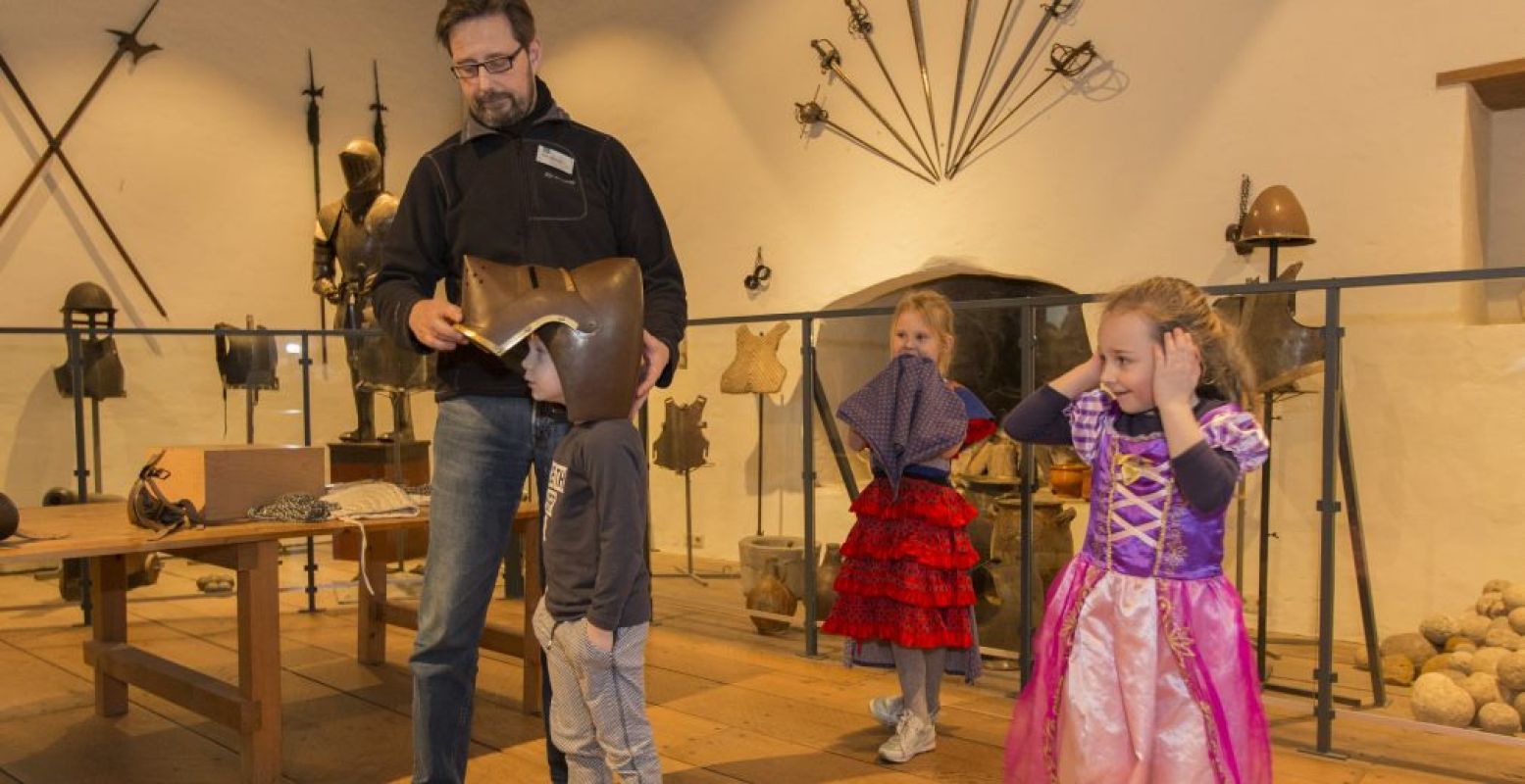 Probeer een echt harnas tijdens de kinderrondleiding. Foto: GLK/kasteel Ammersoyen