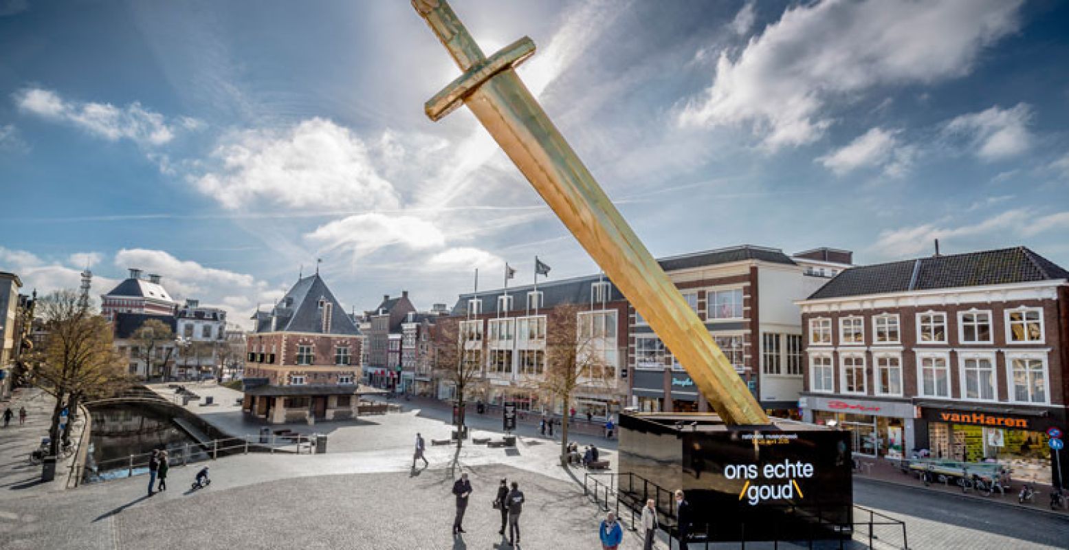 Metershoog zwaard in Leeuwarden, Nationale Museumweek 2015. Foto: Jorrit Lousberg.