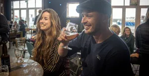 11 toffe redenen om een dagje naar Harlingen te gaan Proef zo'n bijzonder Fries biertje van Het Brouwdok in hun Proeflokaal en ga mee op een rondleiding. Foto: Het Brouwdok © Carlien Bootsma