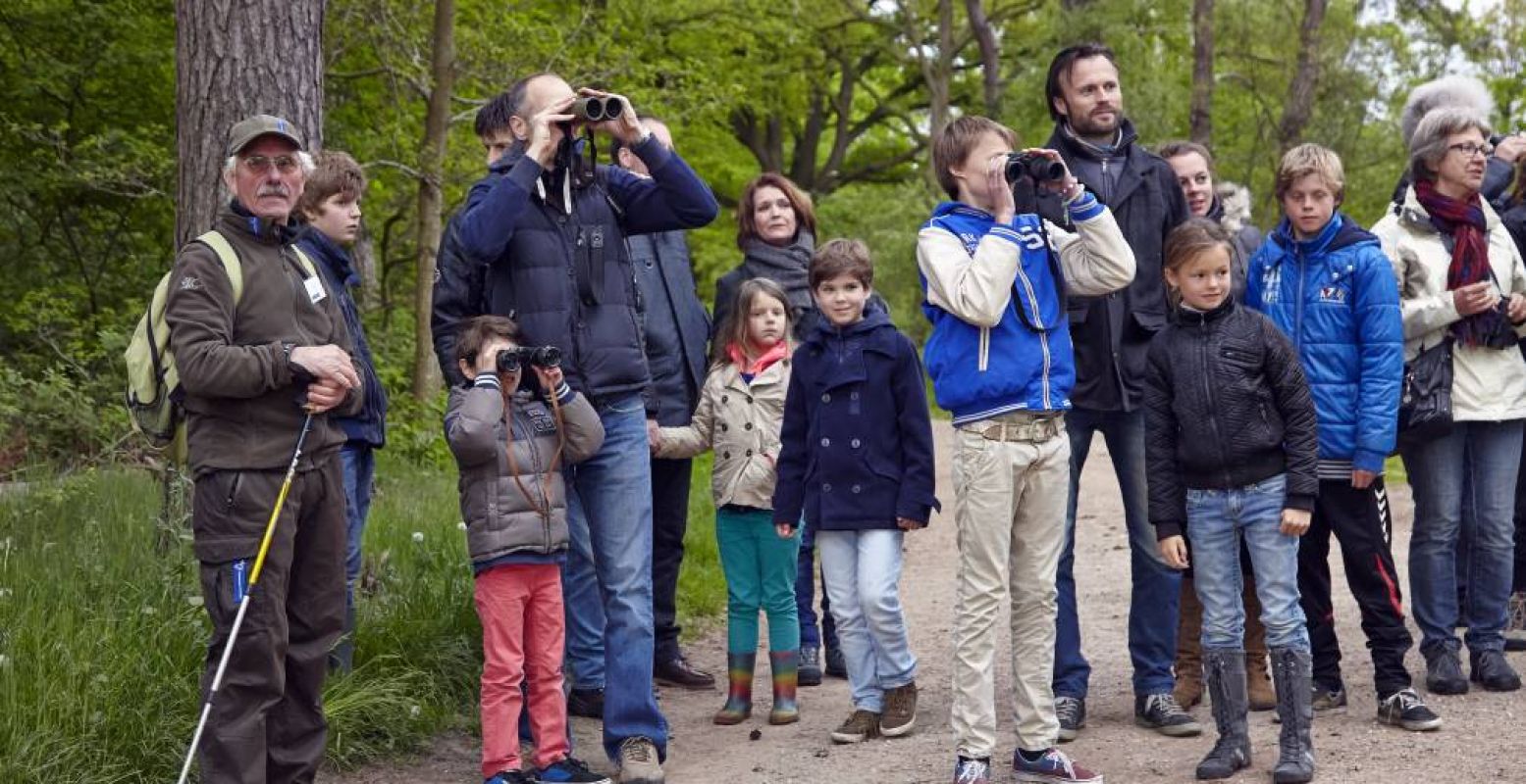 Vergeet je verrekijker niet bij het reeën spotten! Foto: Natuurmonumenten © Laurens Delderfield