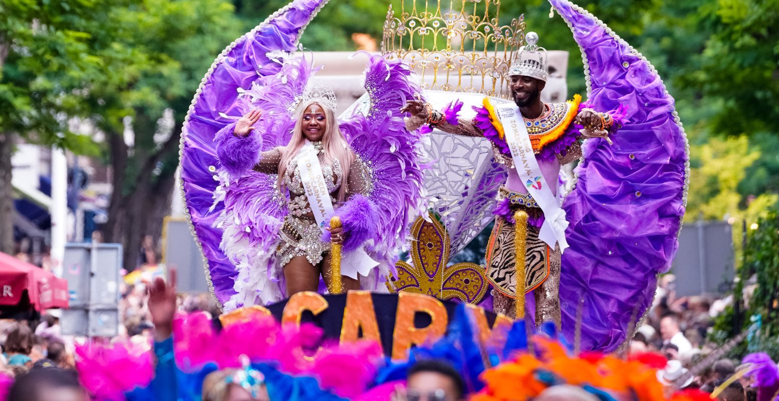 Queen en King Zomercarnaval shinen tijdens de Straatparade. Foto: Rotterdam Unlimited