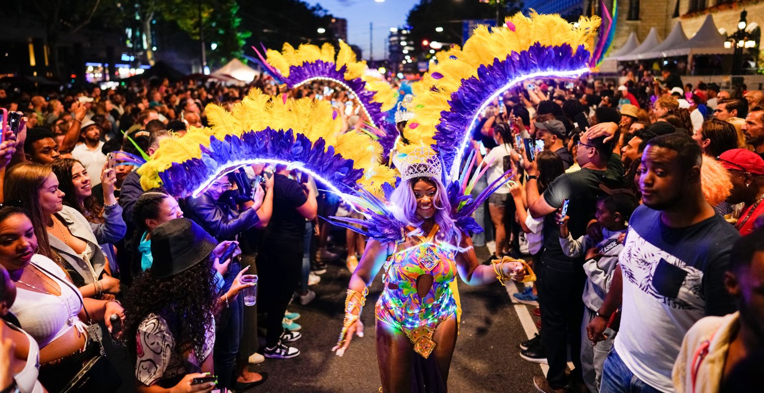 De kostuums zijn mooi verlicht tijdens de Lightning Parade. Foto: Rotterdam Unlimited