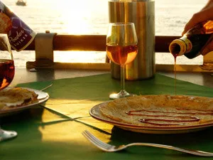 Bij mooi weer lekker eten op het buitendek. Foto: Pannenkoekenboot Nijmegen