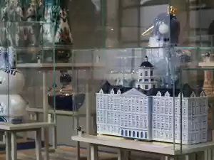 Delfts Blauw in allerlei verrassende vormen. Foto: Royal Delft Museum