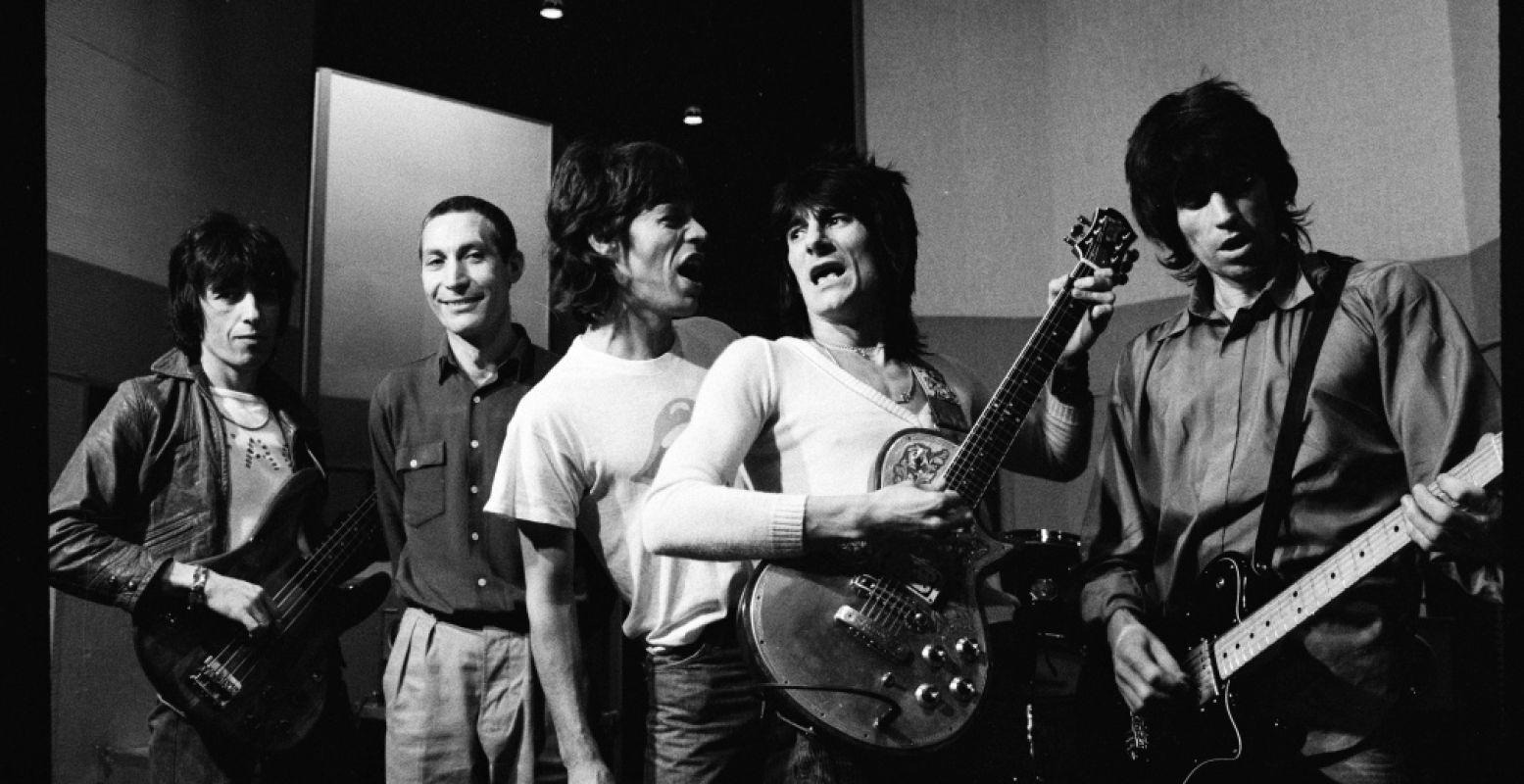 The Rolling Stones in zwart-wit. Foto bijgesneden voor DagjeWeg.NL. Bron: Groninger Museum. Foto: Helmut Newton.