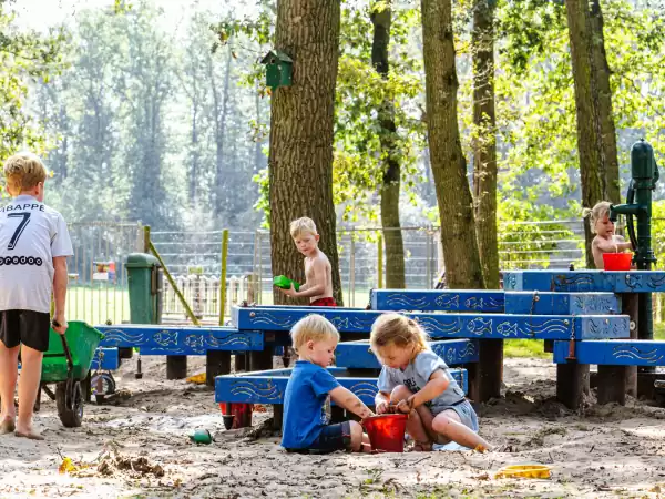 Speelboerderij Dondertman Kliederen in de watertuin. Foto: Speelboerderij Dondertman