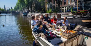 Ga een tof weekend weg met je vriendengroep! Stap in een bootje met je vrienden. Foto: Friendship Amsterdam