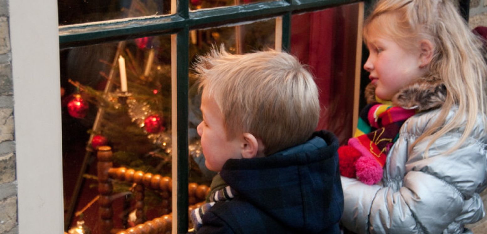 Kinderen bekijken Zaanse huisjes. Foto: Nederlands Openluchtmuseum.