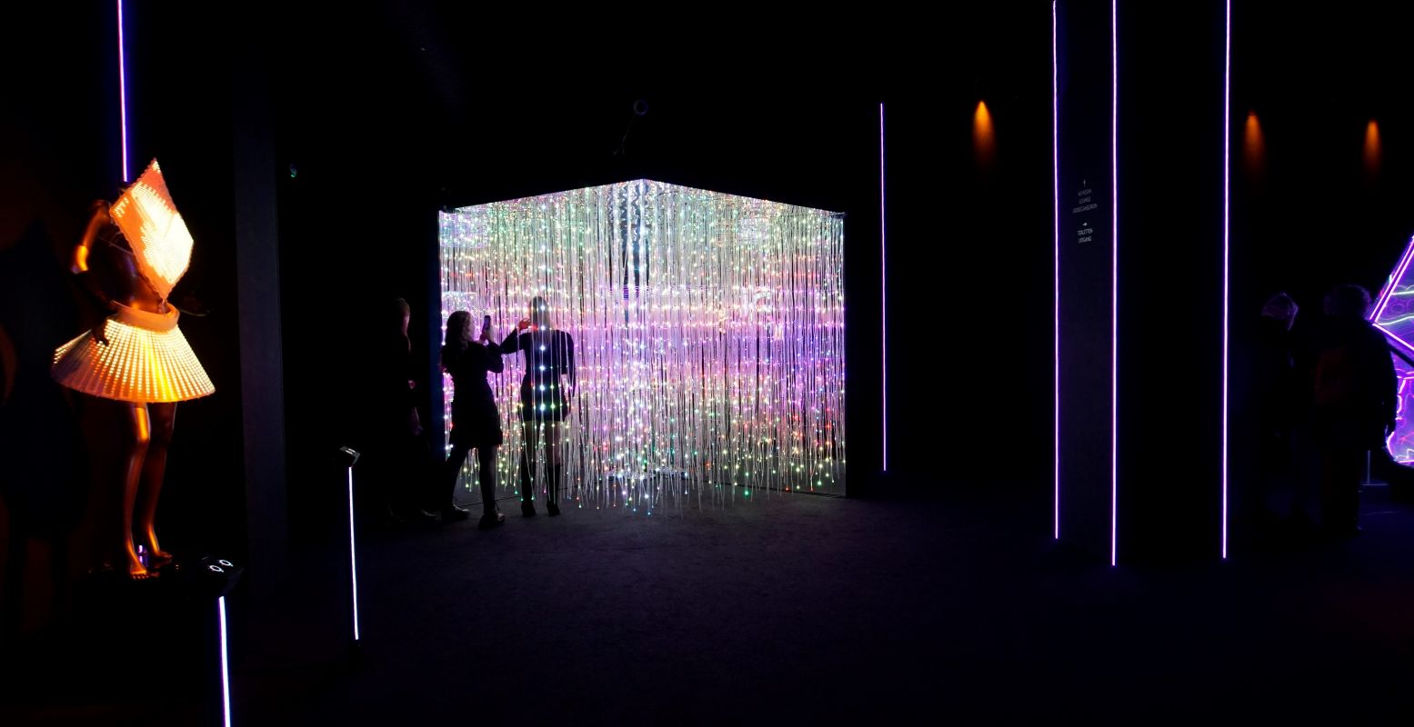 Beleef een magisch momentje in deze kubus van lichtkettingen bij Motion Imagination Experience. Foto: DagjeWeg.NL