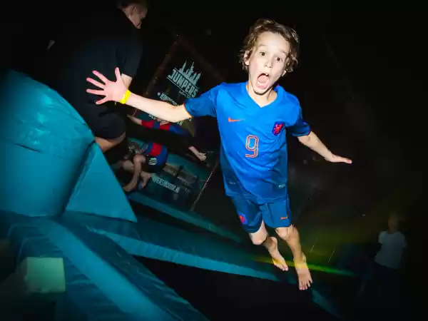 Lekker springen en stunten in het mega trampolinepark. Foto: Fun Center Amstelveen