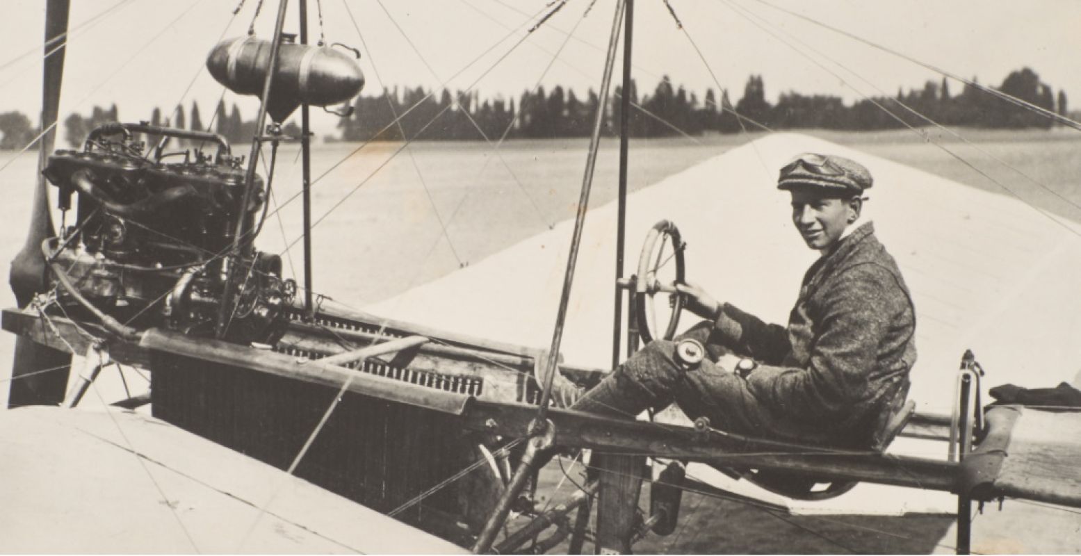 Fokker in de 'Spin', het vliegtuig waarmee hij in Haarlem rond de Grote Kerk vloog. Foto: Privécollectie Fokker.
