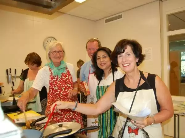 Samen koken verbindt. Foto: Indiase Kookcursus. Samen koken verbindt. Foto: Indiase Kookcursus.
