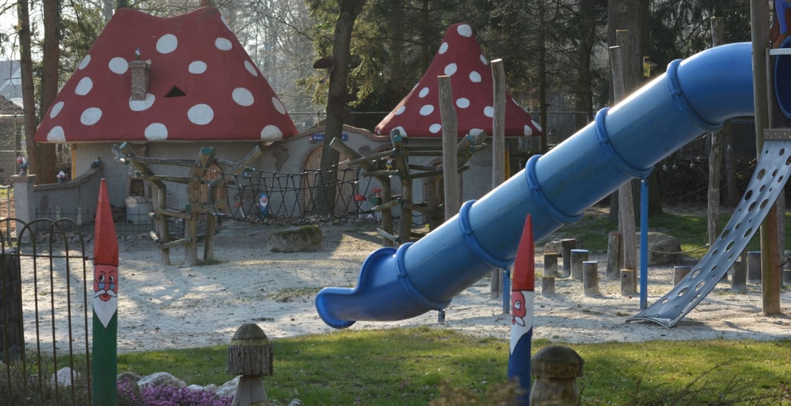 In het Kabouterdorp kunnen kinderen gratis spelen. Voor de ouders is er een terras. Veel is gemaakt door de vrijwilligers. Foto: Natuurlijk Heidepark © Harrie Hagedoorn