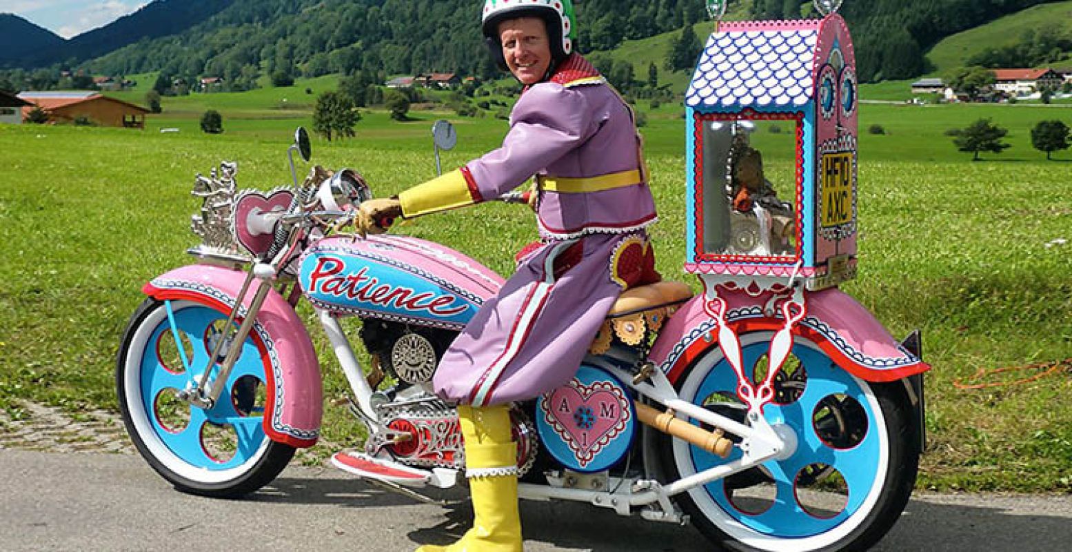 Perry op reis op zijn zelfontworpen motor, met achterop teddybeer en muze Alan Measles. Foto: Grayson Perry, Motorbike.