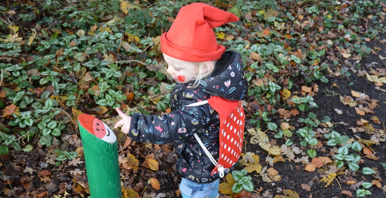 Kabouters zoeken op het kabouterpad in Natuurlijk Heidepark. Kabouterpaden zijn een fantastische manier om met jonge kinderen de natuur in te gaan. Foto: Natuurlijk Heidepark © Harrie Hagedoorn