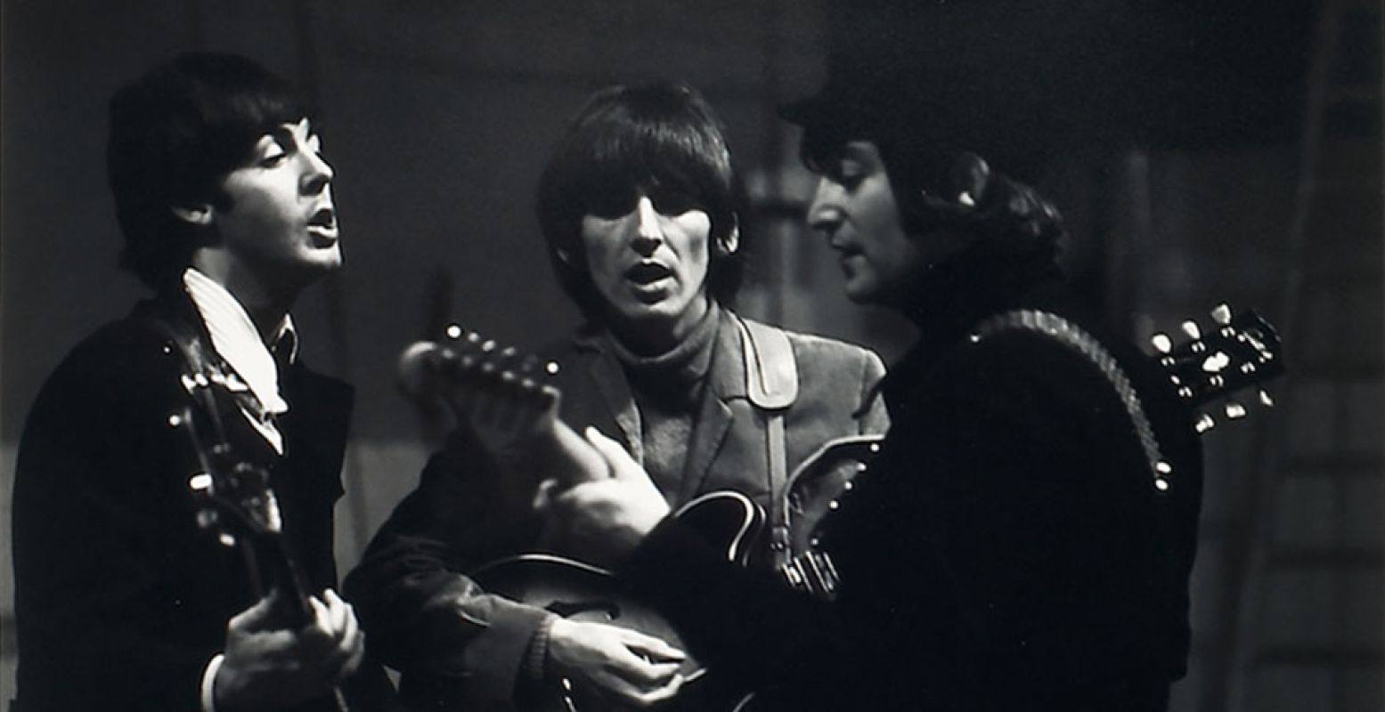 The Beatles aan het repeteren in de Donmar Rehearsal Hall, Londen, 1964. Van links naar rechts Paul McCartney, George Harrison en John Lennon. Ringo Starr ontbreekt op deze foto. Foto: Robert Whitaker.