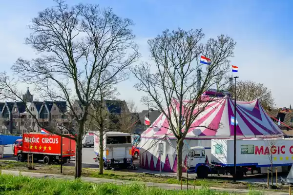 Magic Circus in Amsterdam-Noord op het Purmerplein Fotograaf: Piet-Hein Out - Circusphotographer.Com