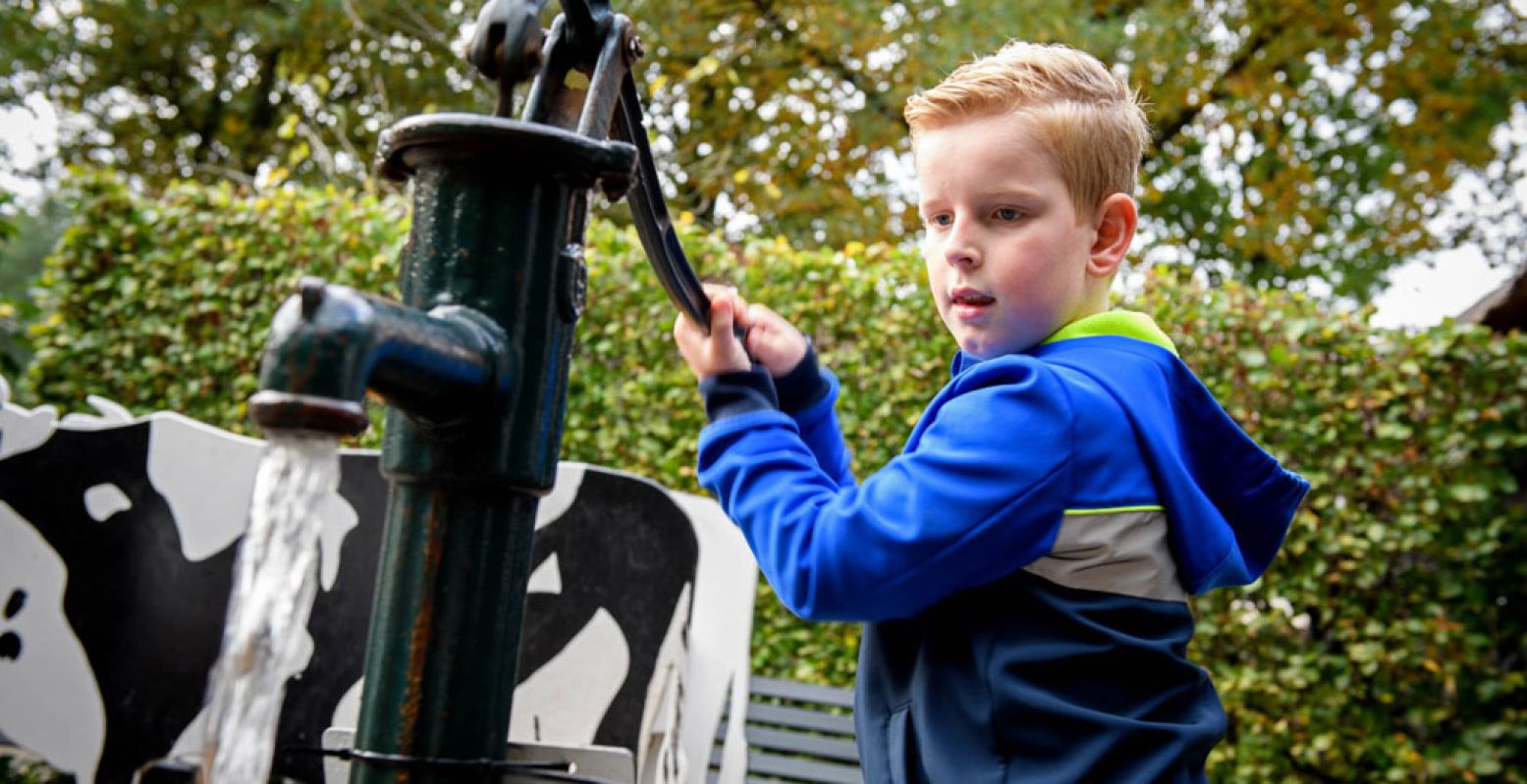 De jongste bezoekers vermaken zich opperbest met de klusjes op het kindererf. Foto: Nederlands Openluchtmuseum © Mike Bink