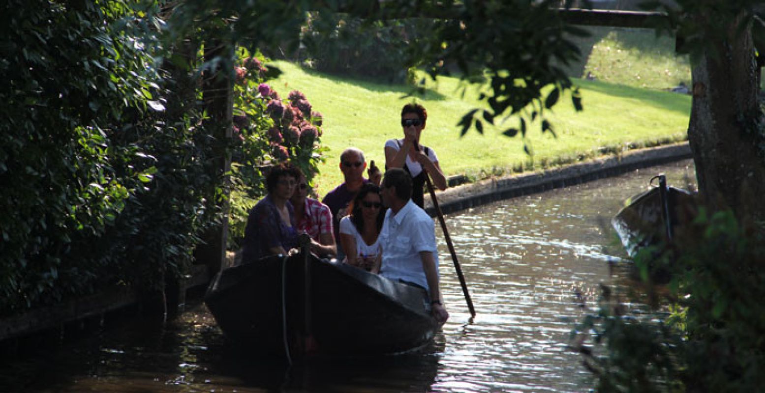 Wil je actief bezig zijn tijdens het varen? Ga dan punteren! Foto:  Giethoorn.com. 