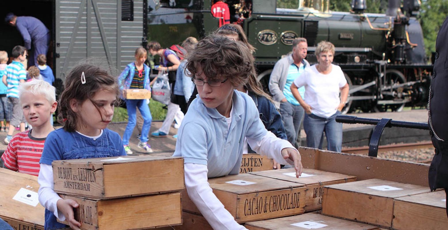 Kinderen kunnen op het station en in de treinen meehelpen met klusjes van vroeger. Foto: Museumstoomtram Hoorn-Medemblik.
