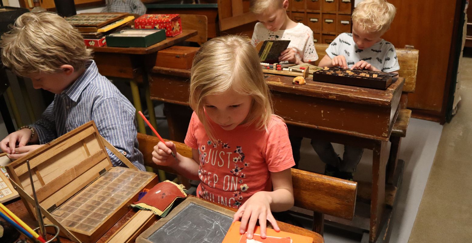 Wat was school vroeger anders! Foto: Oude Ambachten & Speelgoed Museum