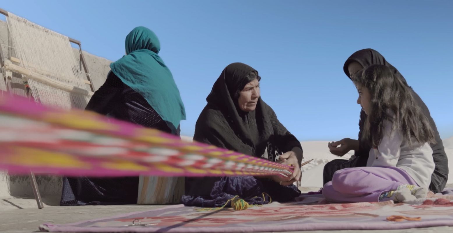 Scène uit de IDFA-documentaire 'The Snow Calls': een film over een vrouw die na drie meisjes te hebben gekregen, nog één kans krijgt om een jongetje te baren. Foto: IDFA ©
