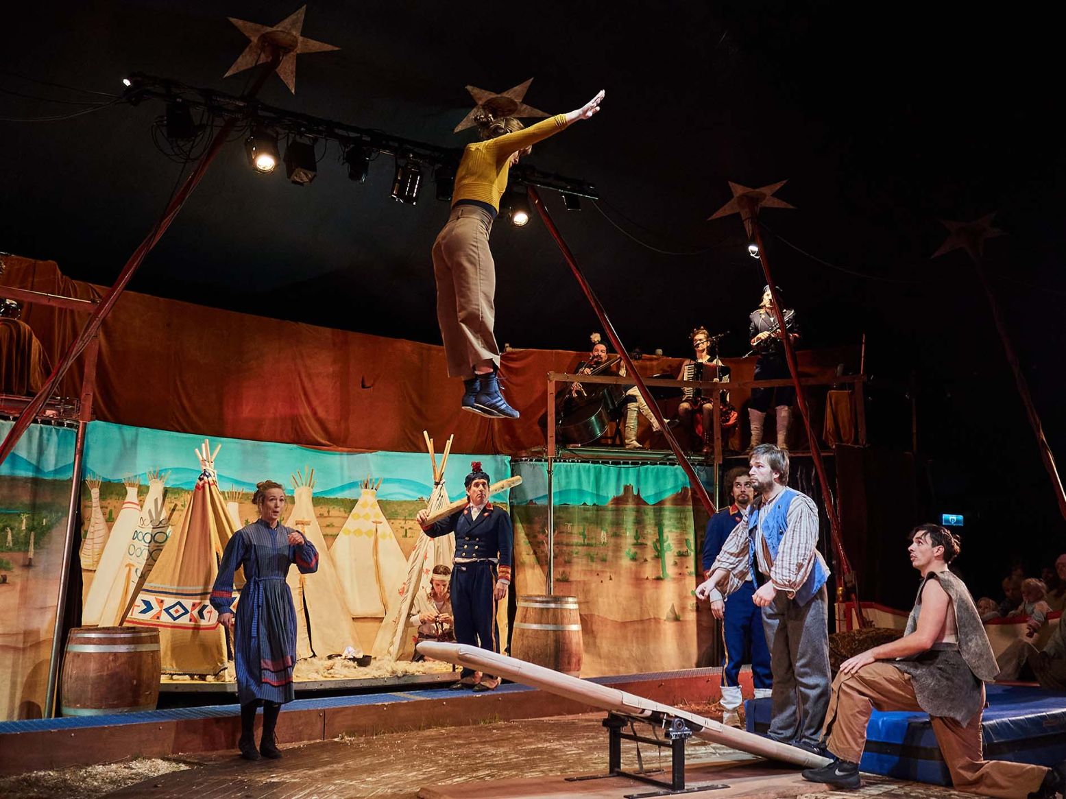 Acrobatiek, een spannend verhaal en een hoop humor bij de voorstelling Felix Terra van Circustheater Zanzara. Foto: Circustheater Zanzara