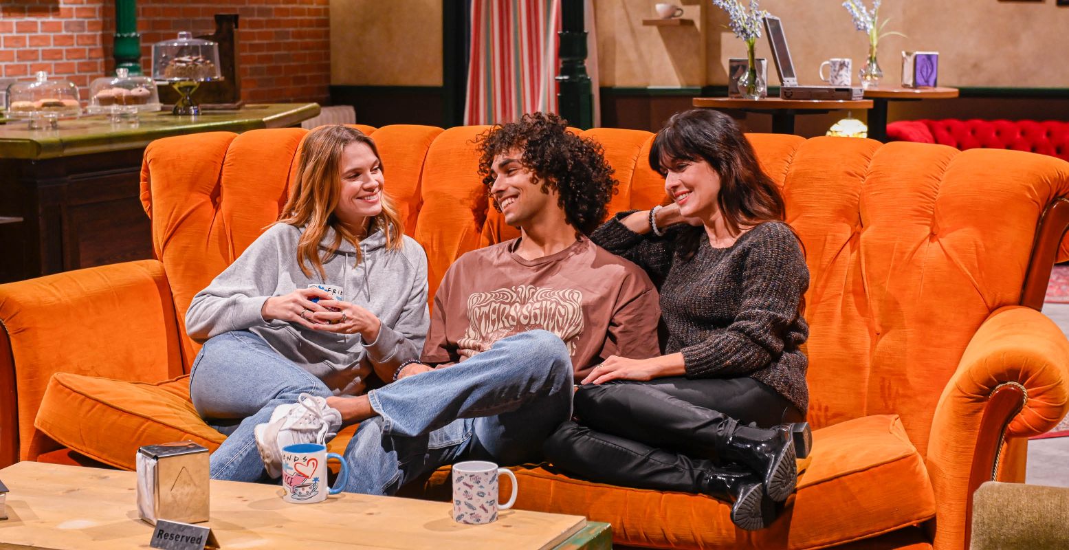 Plof neer op de iconische bank in koffiehuis Central Perk. Foto: The FRIENDS Experience