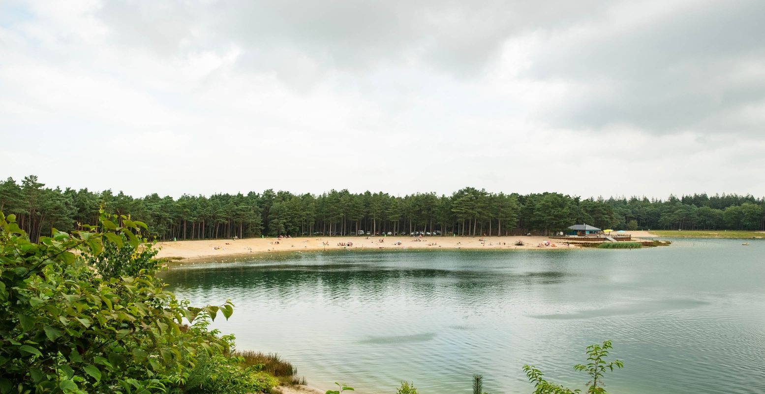 Bij De Zandenplas is het heerlijk vertoeven op de hete dag. Foto: Leisurelands