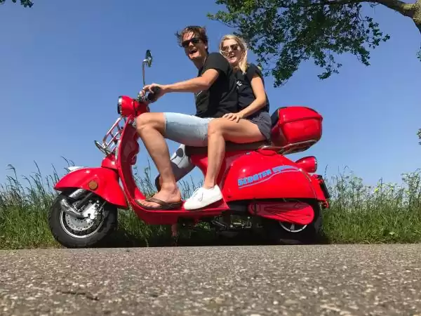 Lekker cruisen met z'n tweeën. Foto: Scooter Experience Lekker cruisen met z'n tweeën. Foto: Scooter Experience