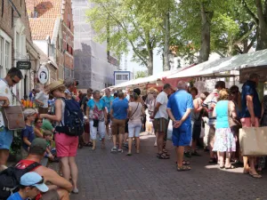 Historische markt Veere De historische markt trekt in de zomermaanden veel publiek naar Veere. Foto: Redactie DagjeWeg.NL
