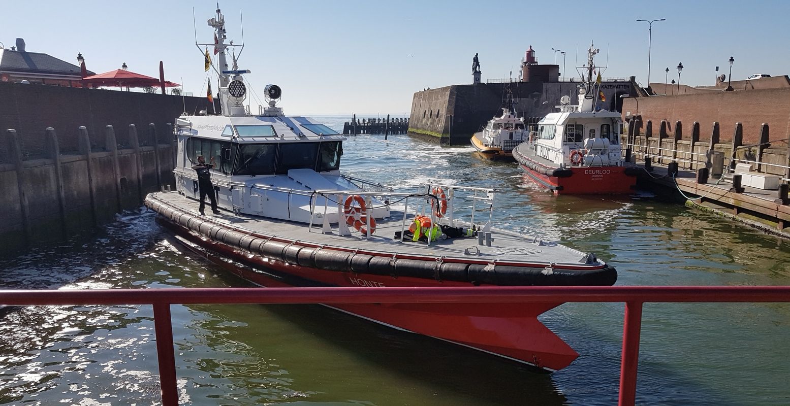 Altijd spectaculair om te zien: de aankomst en het vertrek van de loodsbootjes. Op de achtergrond Michiel de Ruyter en het vuurtorentje. Foto: Henk Arendse