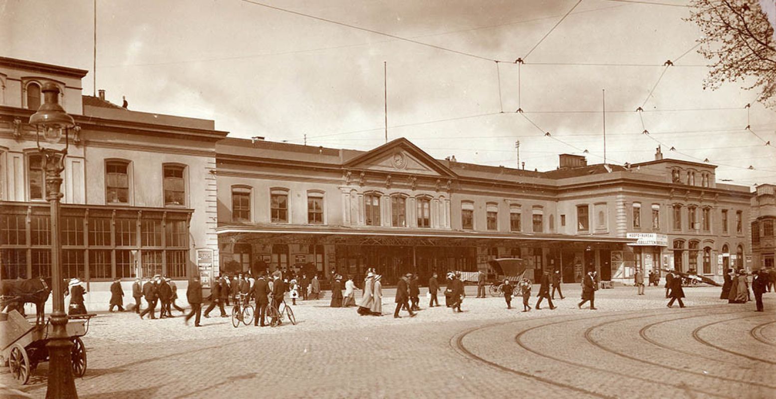 Het stationsplein van Utrecht Centraal in 1912. Links zie je nog een paard en wagen staan. Bron: Het Spoorwegmuseum.