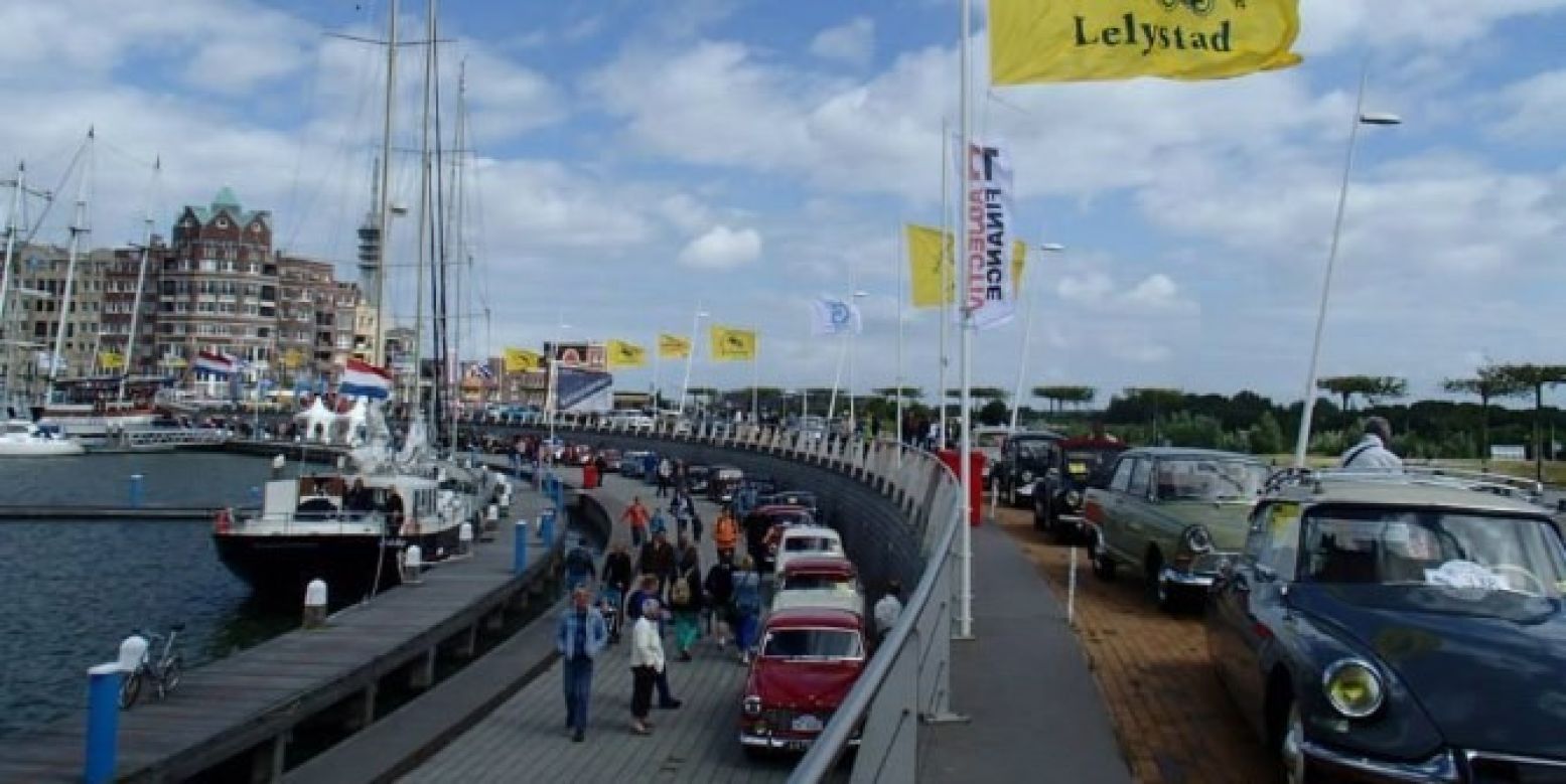 Een schouwspel van jewelste: de klassieke wagens staan opgesteld langs de Bataviaboulevard. Foto: Nationale Oldtimerdag