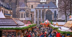 De leukste kerstmarkten in Duitsland Gezelligheid troef op de kerstmarkt rondom de oude Dom van Aken. Foto: Peter H. via  Pixabay 