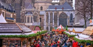 De leukste kerstmarkten in Duitsland Gezelligheid troef op de kerstmarkt rondom de oude Dom van Aken. Foto: Peter H. via Pixabay