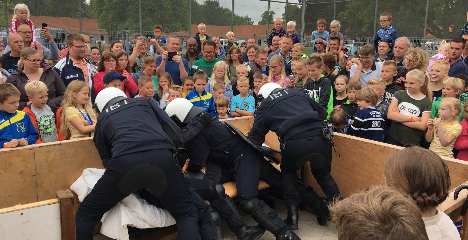 De gevangenis-ME laat even zien hoe het moet. Foto: Anneke Poelman