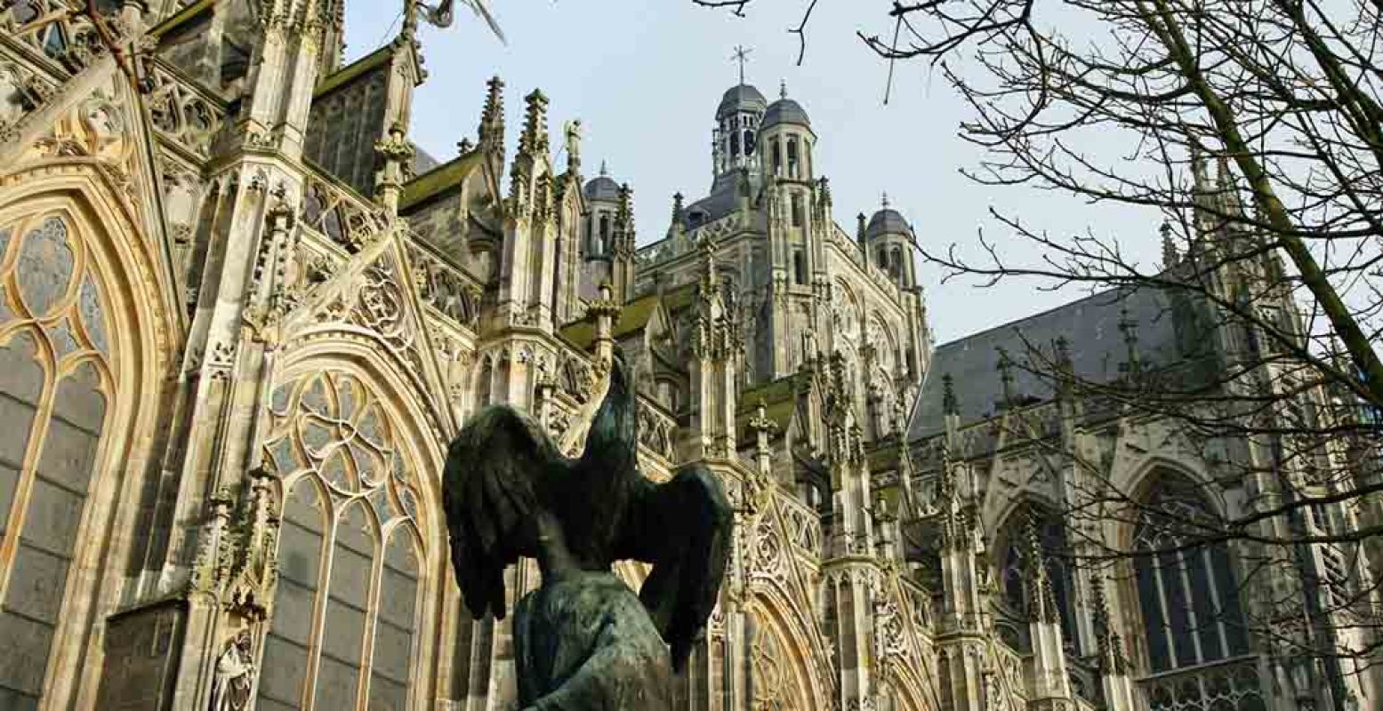 Sint Janskathedraal in 's-Hertogenbosch. Fotograaf:  Bert Kaufmann . Licentie:  Sommige rechten voorbehouden . Bron:  Flickr.com .