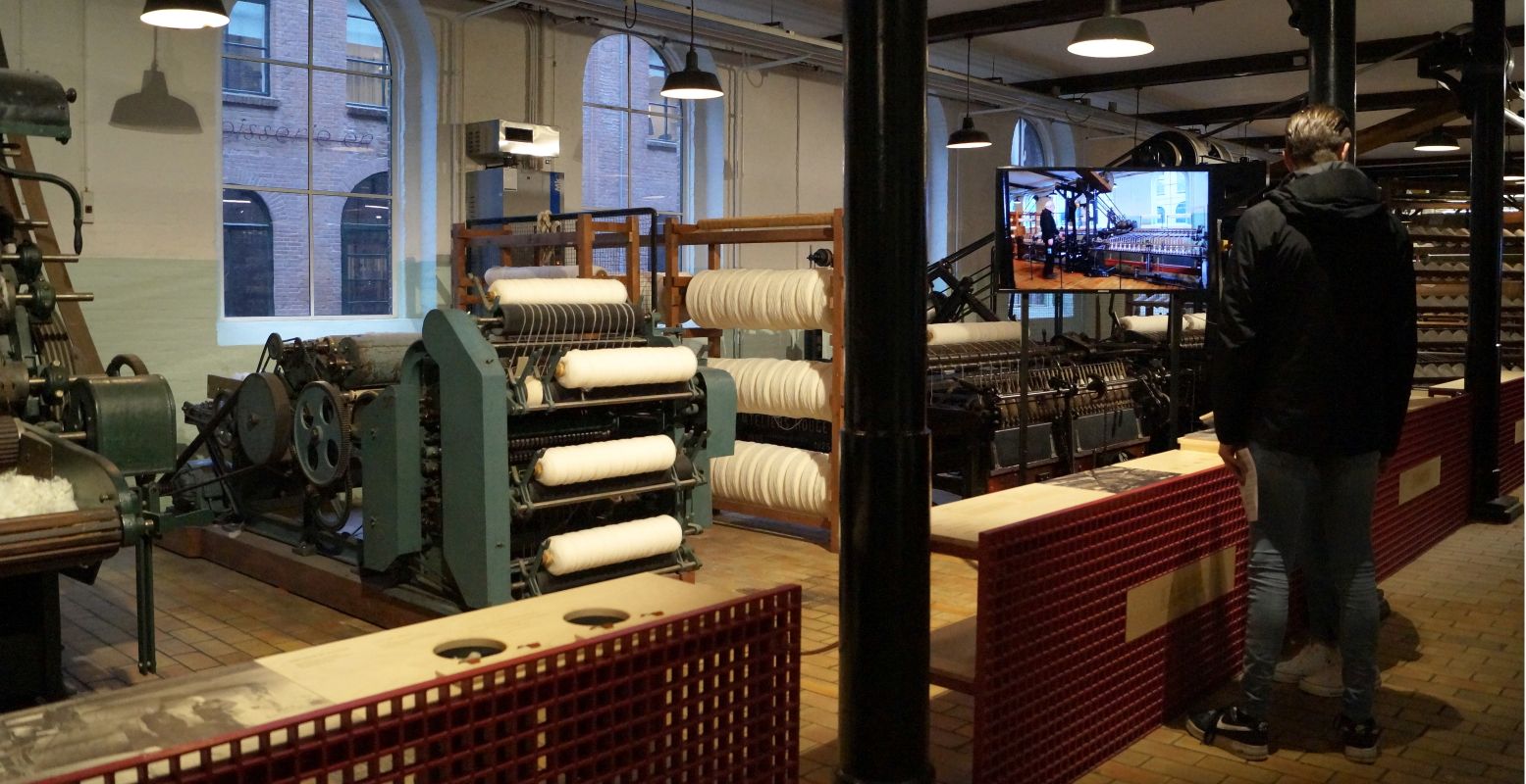 Van duivelen, tot kaarden, spinnen en weven. In de Wollendekenfabriek wordt vieze en ruwe wol een mooie wollen deken. Foto: DagjeWeg.NL