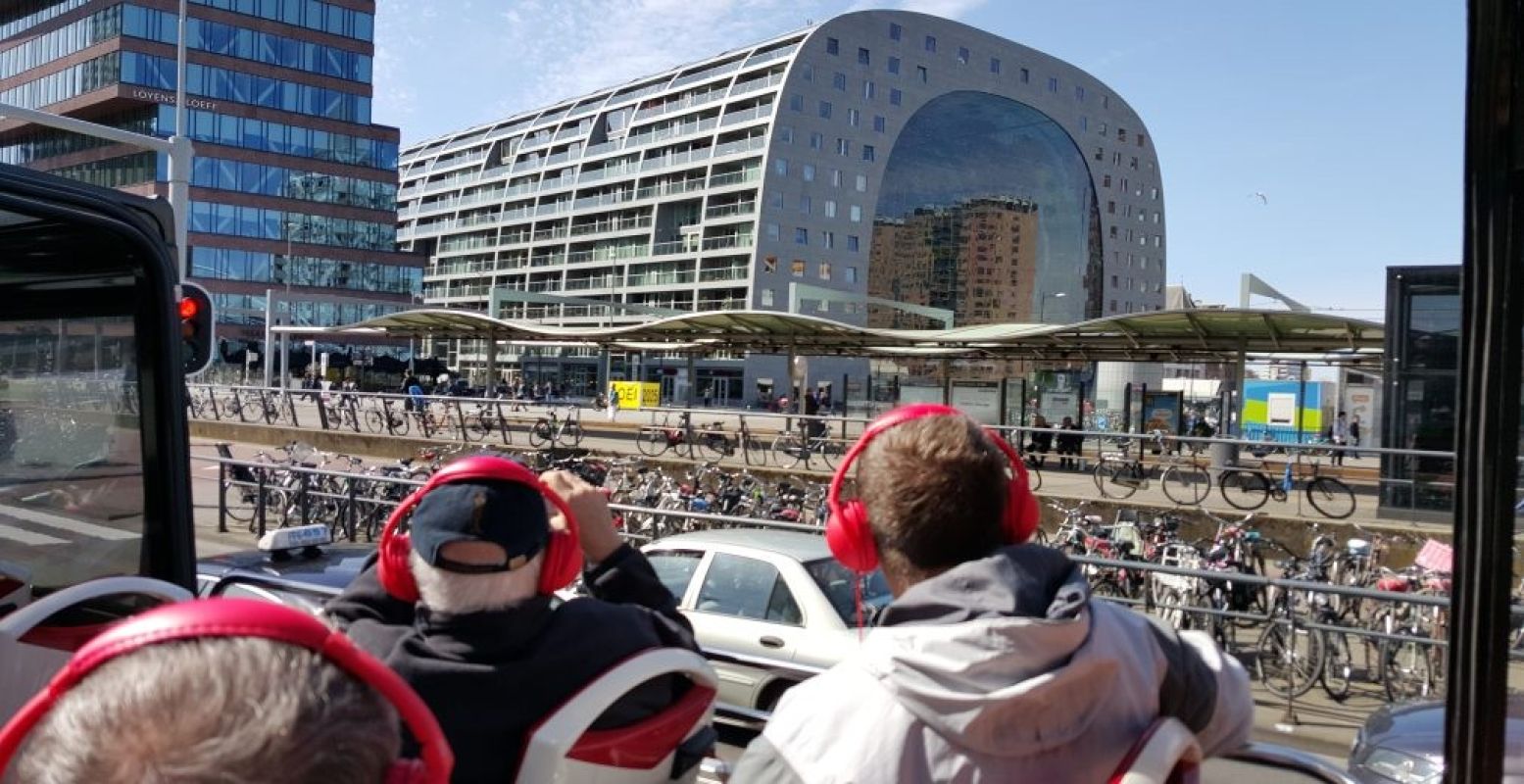 Ontdek de highlights van Rotterdam vanuit een cabrio bus! Foto: Sightseeing Rotterdam.