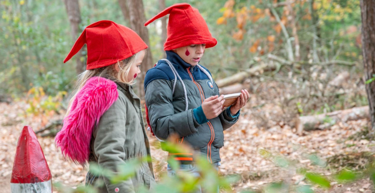 Kaboutersporen zoeken op een van de vele kabouterpaden van Staatsbosbeheer. Foto: Staatsbosbeheer © Lois Koelewijn