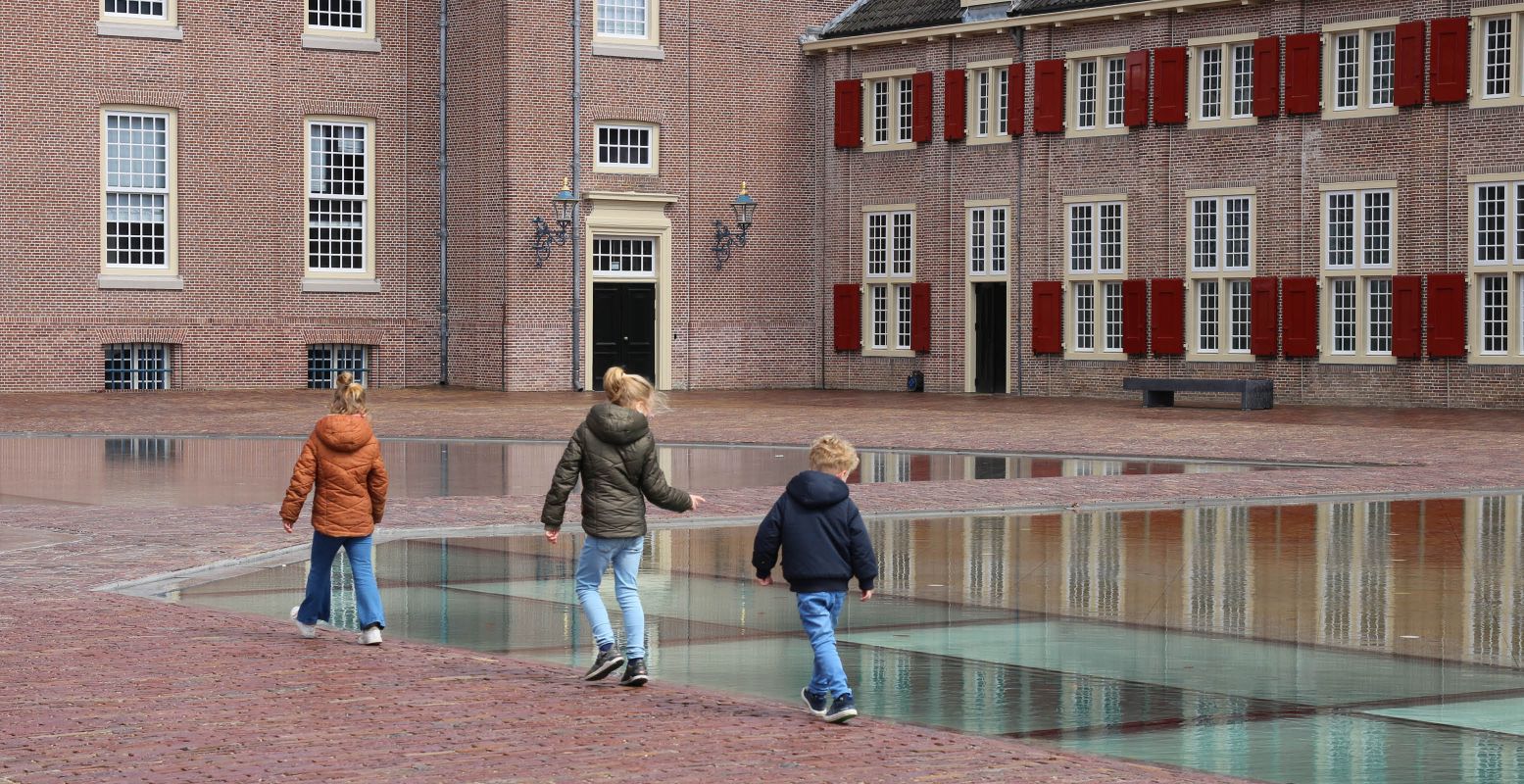 Je kijkt door het water zo naar de ondergrondse museumruimte! Foto: DagjeWeg.NL