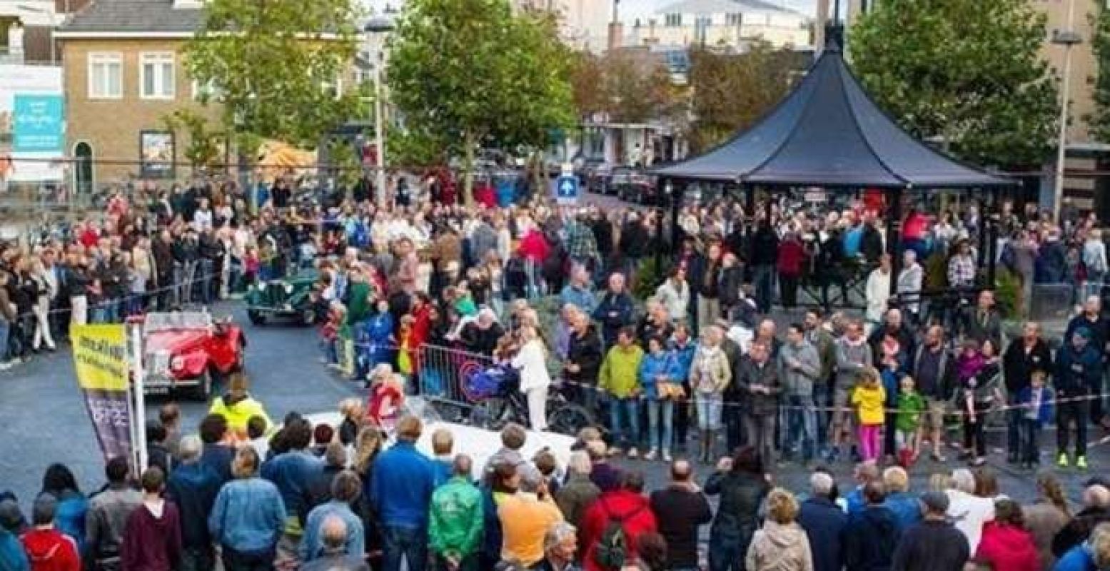 Parade door het centrum. Foto: Zandvoorts Museum