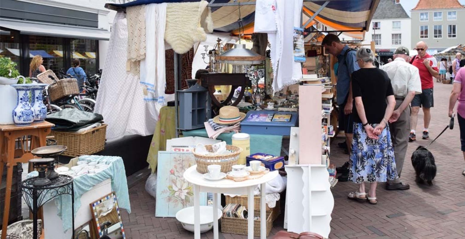 Zoek nieuwe meubels op een markt. Foto: Redactie DagjeWeg.NL