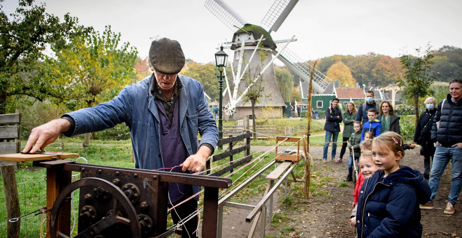 Kijk hoe ambachtslieden hun werk doen. Foto: Nederlands Openluchtmuseum © Mike Bink