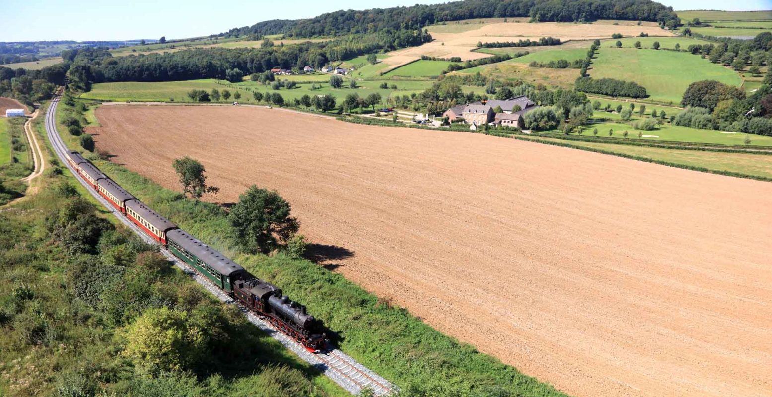 Rijd mee door het mooie Zuid-Limburgse landschap over de Miljoenenlijn. Foto: Zuid-Limburgse Stoomtrein Maatschappij