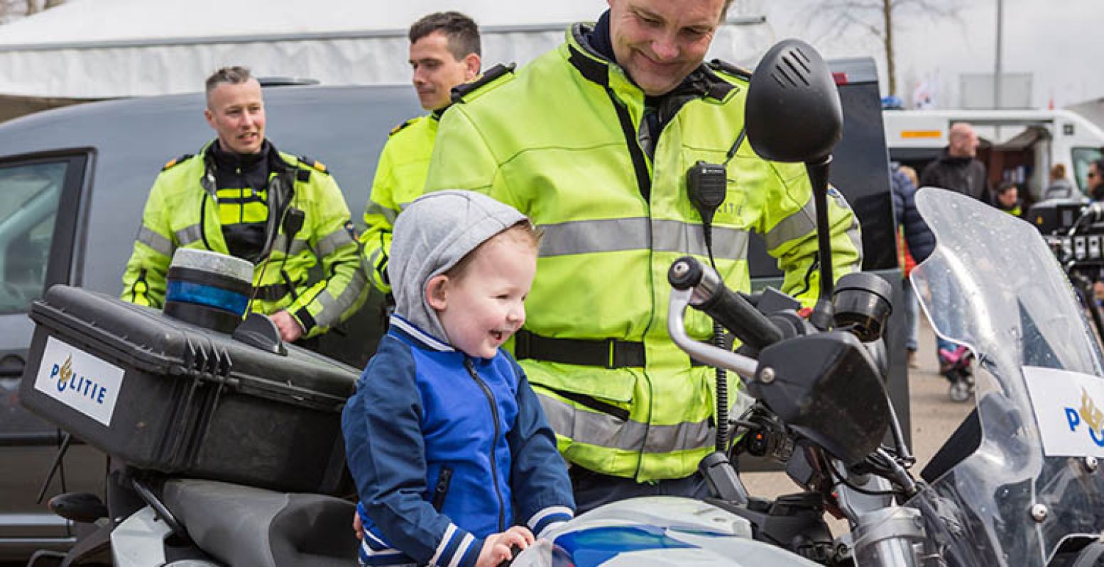 Even oefenen: misschien wordt dit jongetje later wel een politieman! Foto: Maarten Feenstra.