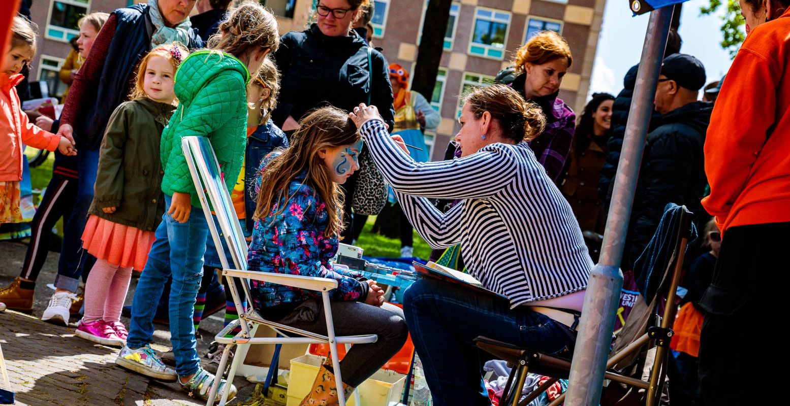 Een kleurrijke vlinder, stoere tijger of een roze prinses: hoe wil jij geschminkt worden? Foto: Koningsfeesten Helmond © De Vaste Clique