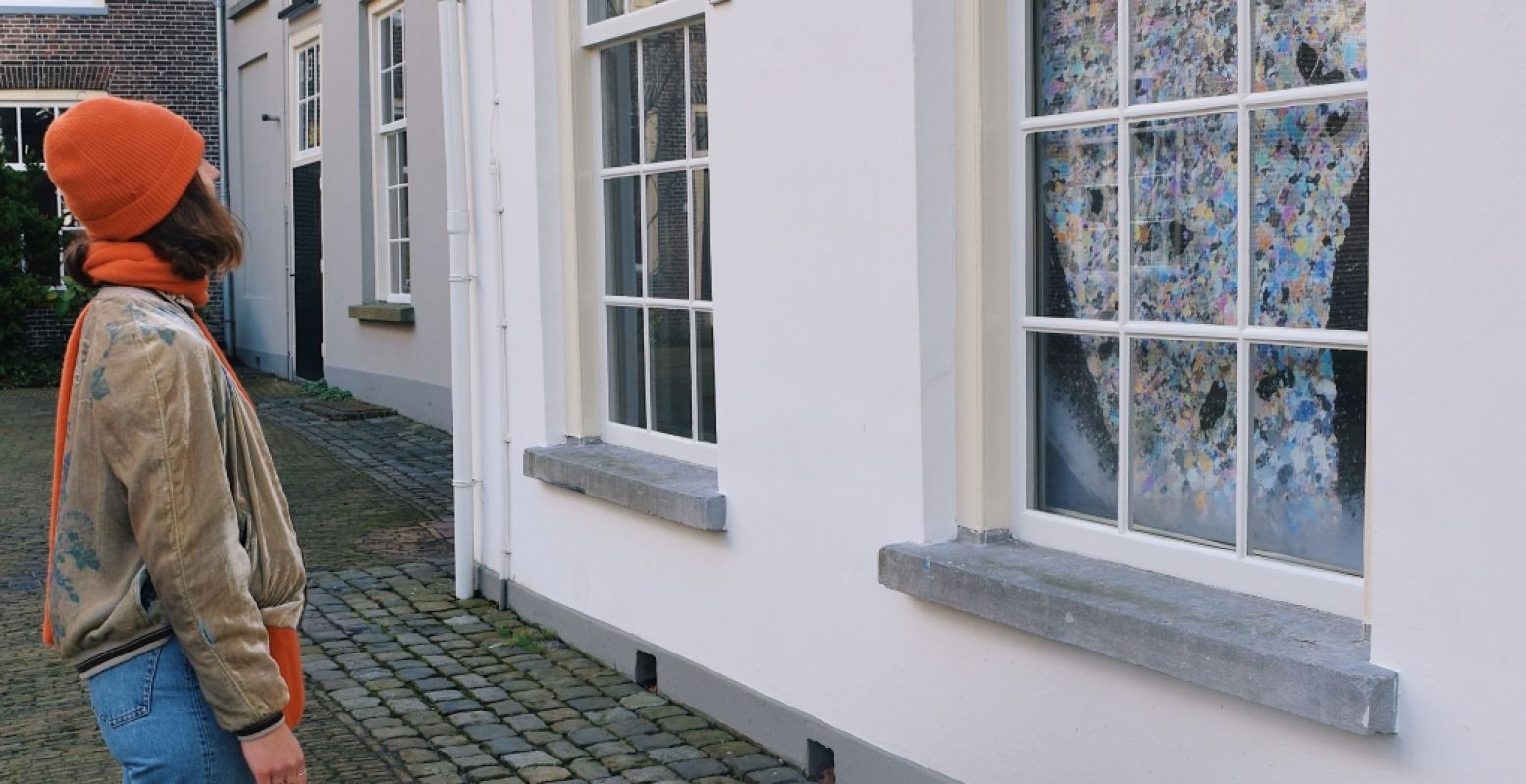 De expo 'Behind Closed Windows' is te zien achter de ramen van het Prinsenkwartier. Dus je kunt er lekker buiten langs wandelen. Foto: Science Centre Delft © Yara Boom